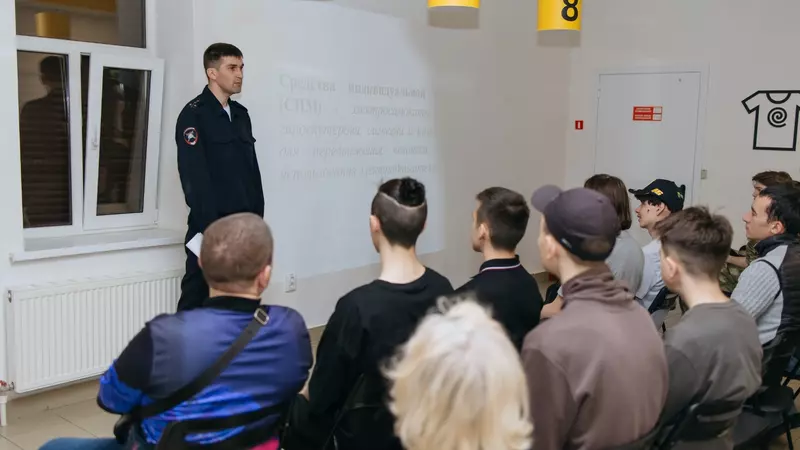 В Казани сотрудники ГИБДД провели лекцию для курьеров сервиса доставки
