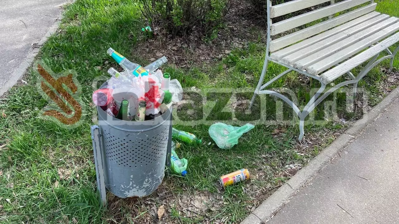 В Казани парк «Молодоженов» утопает в мусоре
